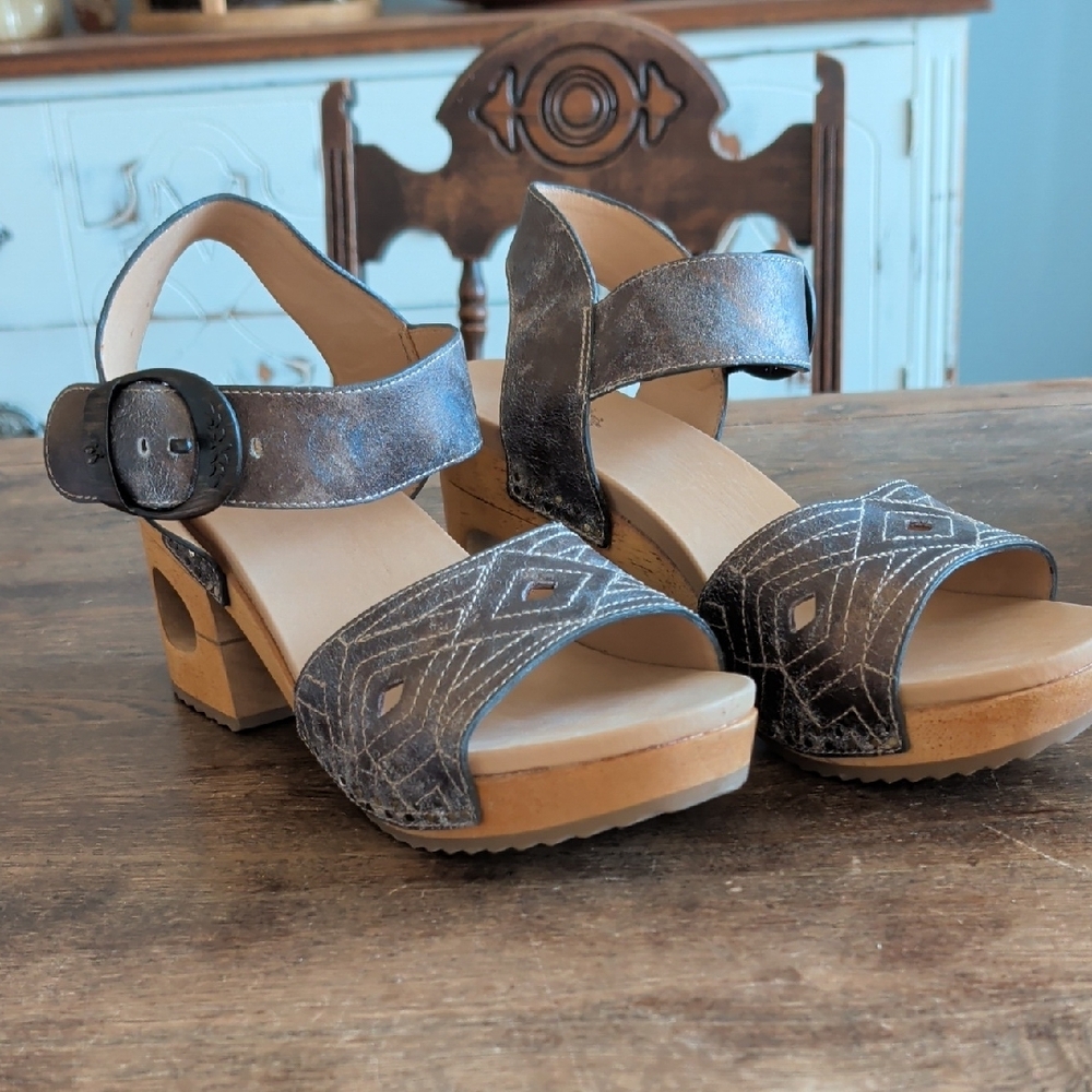 Dansko Metallic Silver Leather Cutout Buckle Sandals, Never Worn!! - Picture 8 of 8